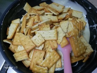 13、蔓越莓雪花酥,加入三牛饼干。