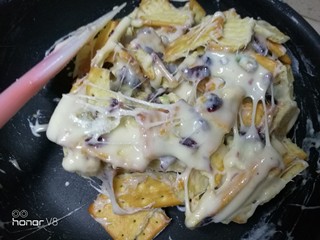 14、蔓越莓雪花酥,用橡皮刮刀翻拌,然后倒入硅胶垫上。