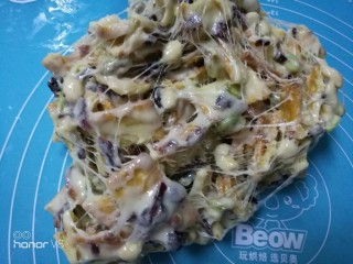 15、蔓越莓雪花酥,戴pvc手套用手从中间对折拉拉翻转几次,让糖包裹所有原材料(拉丝的状态)