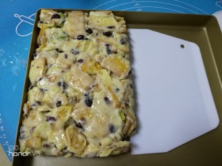 16、蔓越莓雪花酥,用推和轻压的手法利用刮板整形(手法要轻)