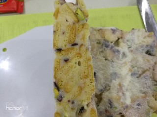 18、蔓越莓雪花酥,先切宽3厘米的长条。