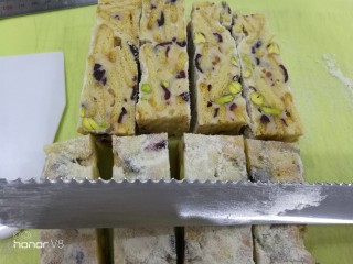 19、蔓越莓雪花酥,用锯齿刀会切的很整齐。