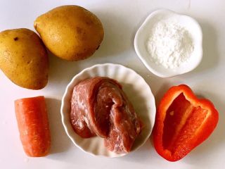 1、宝宝辅食之牛肉土豆泥,土豆200克，牛肉80克，胡萝卜45克，甜椒40克，淀粉5克