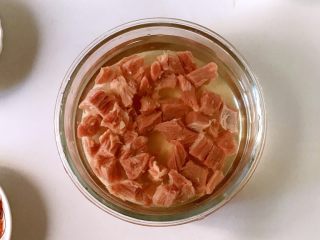 2、宝宝辅食之牛肉土豆泥,牛肉洗净，切小块，放到冷水里浸泡30分钟以上，中途多换几次水，以去除血腥味。