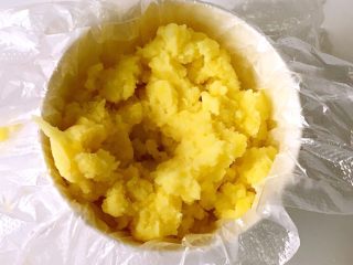 11、宝宝辅食之牛肉土豆泥,小碗中铺上保鲜膜，放入土豆泥，