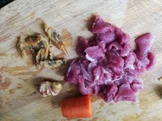 1、滋阴养颜的瘦肉蛏干汤,瘦肉蛏干汤食材合影。