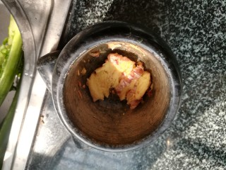 2、滋阴养颜的瘦肉蛏干汤,姜捣烂