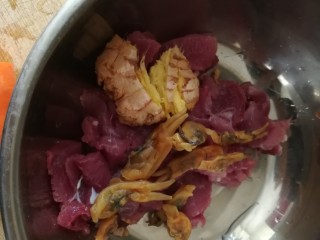 3、滋阴养颜的瘦肉蛏干汤,所有食材洗净，放在炖汤的盆子里备用