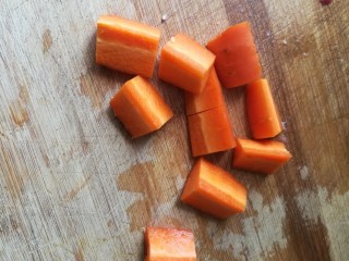 4、滋阴养颜的瘦肉蛏干汤,胡萝卜切块，可以大一点，这样口感更好