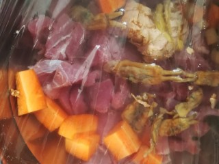 5、滋阴养颜的瘦肉蛏干汤,加上清水，盖上保鲜膜