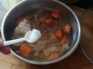 7、滋阴养颜的瘦肉蛏干汤,加点盐巴