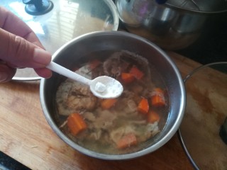 8、滋阴养颜的瘦肉蛏干汤,加一丁点的味精