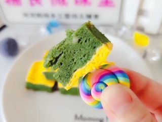 5、双色鲜虾鸡蛋糕,成品切块即可