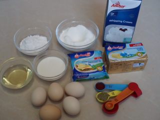 1、圣诞杯子蛋糕,准备好材料