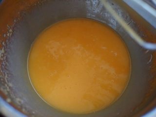 4、圣诞杯子蛋糕,蛋黄加入植物油用打蛋器搅拌均匀