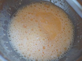 5、圣诞杯子蛋糕,再加入纯牛奶用打蛋器搅拌均匀