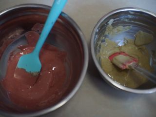 7、圣诞杯子蛋糕,分别加入红曲米粉和抹茶粉搅拌均匀
