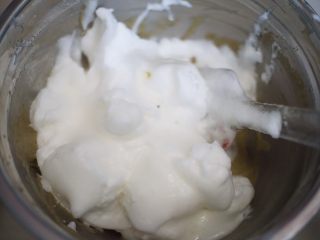 8、圣诞杯子蛋糕,将蛋白霜分成两份分别加入两种蛋黄糊中用刮刀划拌均匀