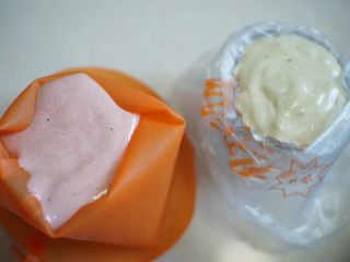 10、圣诞杯子蛋糕,将两种面糊分装两个裱花袋中，间色挤入杯子模具中，然后放入预热好的烤箱中层，以150摄氏度上下火20分钟即可