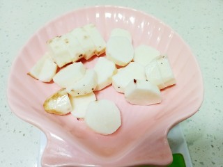 2、山药红枣鸡蛋糕,去皮后切成薄片