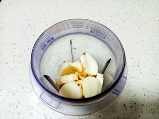 3、山药红枣鸡蛋糕,放入料理杯中