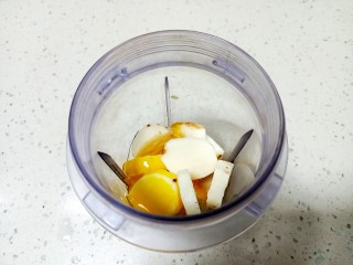 4、山药红枣鸡蛋糕,打入鸡蛋、白糖