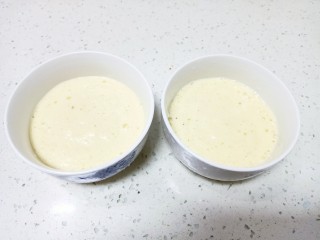 6、山药红枣鸡蛋糕,倒入碗中