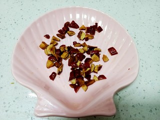 7、山药红枣鸡蛋糕,红枣切碎