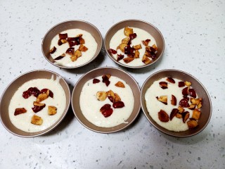 8、山药红枣鸡蛋糕,模具均匀涂上食用油，倒入山药糊，放入红枣