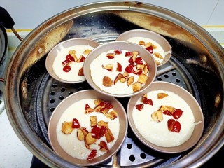 9、山药红枣鸡蛋糕,冷锅放入锅中