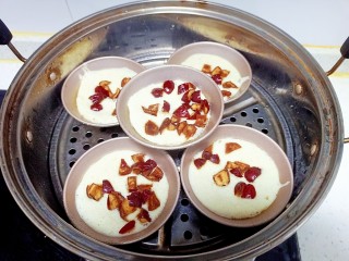 10、山药红枣鸡蛋糕,大火煮开放入红枣切碎