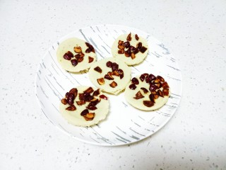 12、山药红枣鸡蛋糕, 盛入盘中