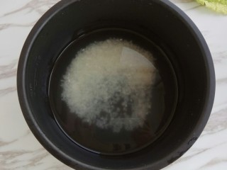 2、龙利鱼蔬菜粥,大米洗干净，加入两碗水，放入电饭锅中烧开