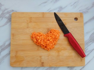 3、龙利鱼蔬菜粥,胡萝卜去皮切细丁备用