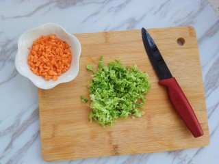 4、龙利鱼蔬菜粥,白菜洗干净切碎备用