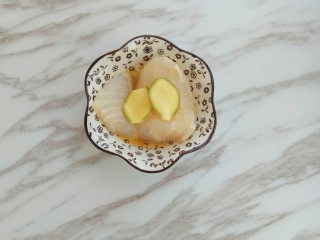 9、龙利鱼蔬菜粥,两片生姜腌制10分钟