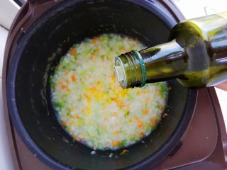 15、龙利鱼蔬菜粥,最后放入核桃油即可