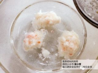 4、宝宝辅食：虾丸萝卜汤,放入凉水碗中浸泡5分钟左右，这样可以让虾丸更紧实，口感更加有弹性哈。