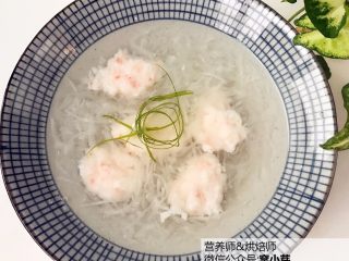 9、宝宝辅食：虾丸萝卜汤,出锅享用吧