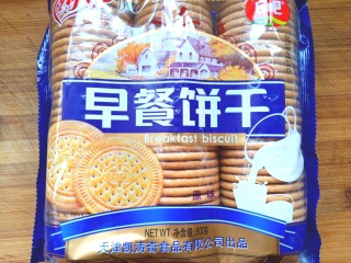 1、南瓜糯米夹心饼,备好饼干，取两卷