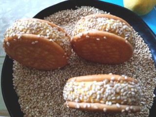 13、南瓜糯米夹心饼,滚上芝麻