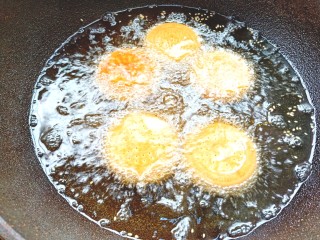 16、南瓜糯米夹心饼,油烧至5成热，下入做好的饼