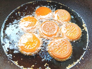 17、南瓜糯米夹心饼,全程小火炸至两面金黄中间膨胀就可以出锅了