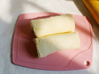 7、无敌简单的香蕉土司卷,切去多余的部分。