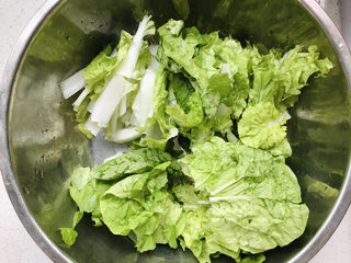 2、香菇炒青菜,奶白菜洗净，直接用手掰成4段；