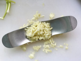 4、香菇炒青菜,大蒜用压蒜器压成蒜末；