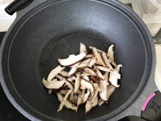 5、香菇炒青菜,起锅烧油放入香菇片；