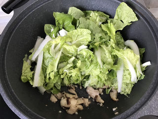 7、香菇炒青菜,放入青菜；