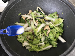 11、香菇炒青菜,再加一点白糖提鲜，炒青菜用时1分钟，出锅；