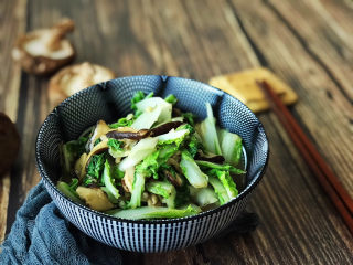 12、香菇炒青菜,这道菜清爽解腻，富含膳食纤维，营养丰富，适合一日三餐食用。